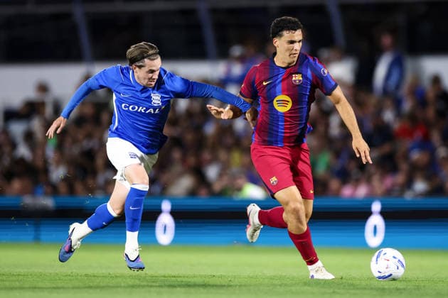 Birmingham City v Barcelona 31 July 2026, Birmingham - Pre Season Friendly - Birmingham City v Barcelona - Scott Wright of Birmingham City and Alvaro Cortes - Photo: Jacques Feeney Offside. Birmingham UK *** Birmingham City gegen Barcelona, 31. Juli 2026, Birmingham, Vorbereitungsspiel: Birmingham City gegen Barcelona – Scott Wright von Birmingham City und Álvaro Cortés. Foto: Jacques Feeney, Offside, Birmingham, Großbritannien  Copyright: xJacquesxFeeneyx xOffsidexOffside
