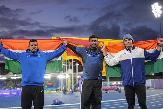 Commonwealth Games Glasgow 2026 - Javelin Gold medallist Rumesh Tharanga Pathirage of Sri Lanka, silver medallist Neeraj Chopra of India and bronze medallist Yash Vir Singh of India pose with their national flags after the men s javelin throw final at the Commonwealth Games 2026 at Scotstoun Stadium in Glasgow, Scotland, United Kingdom. Glasgow Scotland United Kingdom  Copyright: xRanjithxKumarx originalFilename:kumar-commonwe260731_npwFu.jpg