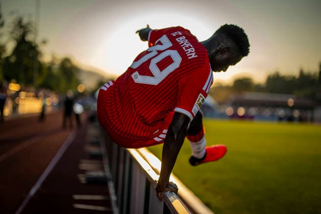 30.07.2026, Fussball Bundesliga 2026 2027, Trainingslager FC Bayern München in Rottach-Egern am Tegernsee (Bayern). Testspiel FC Rottach Egern - FC Bayern München, Bara Sapoko Ndiaye (Bayern München) klettert über die Bande *** July 30, 2026, 2026–2027 Bundesliga, FC Bayern Munich training camp in Rottach Egern on Lake Tegernsee, Bavaria; friendly match between FC Rottach Egern and FC Bayern Munich; Bara Sapoko Ndiaye; FC Bayern Munich climbs over the barrier