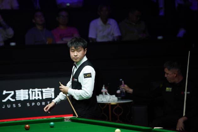 SHANGHAI, CHINA - AUGUST 01: Zhao Xintong of China chalks the cue in the Semifinal match against Kyren Wilson of England on Day 6 of the 2026 Snooker Shanghai Masters at Luwan Gymnasium on August 1, 2026 in Shanghai, China.  Copyright: xTaixChengzhex 111657560833