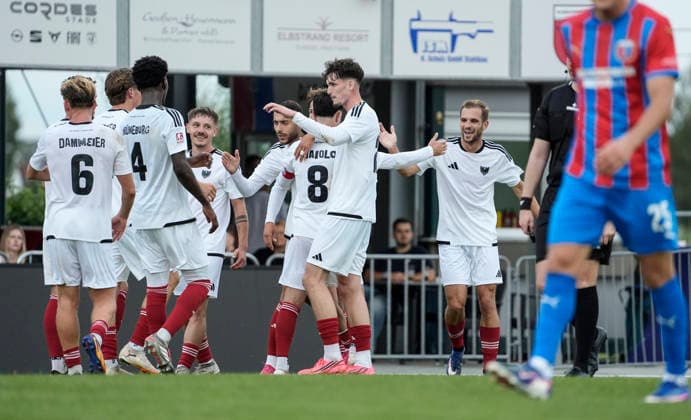 Foto : Torjubel bei den Phoenix Spielern nach dem Treffer zum 0-1 durch Julian Gino Markvoort ( Phönix ) , in der Mitte jubeln Kilian SKOLIK und Moritz KRETZER ( 14 ) und Karim Hüneburg ( 4 ) Fussball Regionalliga Nord, 1. Spieltag am Fr. 31.07.2026 SV Drochtersen - Phönix Lübeck 2 - 1 *** Photo: Phoenix players celebrating after Julian Gino Markvoort scored the 0–1 goal; in the center, Kilian SKOLIK, Moritz KRETZER (No. 14), and Karim Hüneburg (No. 4) are celebrating. Regional League North, Matchday 1 on Fri, July 31, 2026: SV Drochtersen vs. Phoenix Lübeck, 2–1