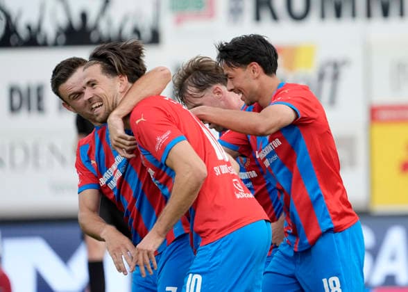 Foto : Torjubel bei den Spielern aus Drochtersen nach dem 1-1 Ausgleich von Christopher SCHEPP Fussball Regionalliga Nord, 1. Spieltag am Fr. 31.07.2026 SV Drochtersen - Phönix Lübeck 2 - 1 *** Photo: Drochtersen players celebrate after Christopher SCHEPP s 1-1 equalizer. Regional League North, Matchday 1, Fri, July 31, 2026: SV Drochtersen vs. Phönix Lübeck, 2-1