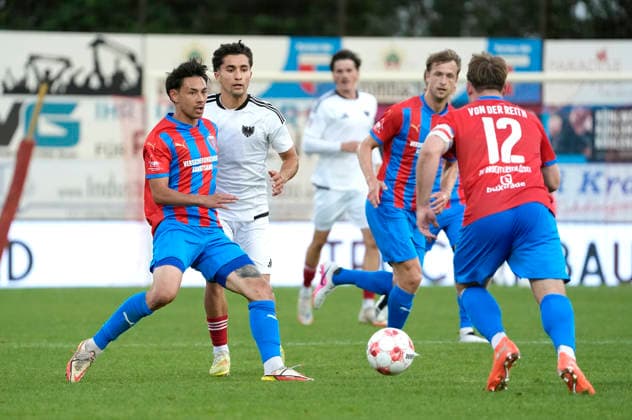 Foto : Kevin INGRESO (links , Drochtersen) gegen Julius Jamal KLITI ( Phönix ) , rechts hinten Matti Steinmann , rechts Nico von der REITH Fussball Regionalliga Nord, 1. Spieltag am Fr. 31.07.2026 SV Drochtersen - Phönix Lübeck 2 - 1 *** Photo: Kevin INGRESO (left), Drochtersen vs. Julius Jamal KLITI (Phoenix); Matti Steinmann (back right); Nico von der REITH (right). Regional League North, Matchday 1, Fri, July 31, 2026: SV Drochtersen 2, Phoenix Lübeck 1