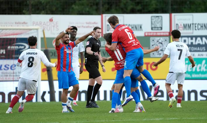 Foto : JUbel bei Drochtersen nach dem verrückten Torschuss ( Bogenlampe ) von Christopher SCHEPP , hier gratulieren Jannes WULFF (11) und Matti Steinmann (6) und links ... Allah Aid HAMID Fussball Regionalliga Nord, 1. Spieltag am Fr. 31.07.2026 SV Drochtersen - Phönix Lübeck 2 - 1 *** Photo: Celebrations in Drochtersen after Christopher SCHEPP’s crazy arcing shot; here, Jannes WULFF (11) and Matti Steinmann (6) offer their congratulations, with Allah Aid HAMID on the left. Regional League North, Matchday 1 on Fri, July 31, 2026: SV Drochtersen 2, Phönix Lübeck 1