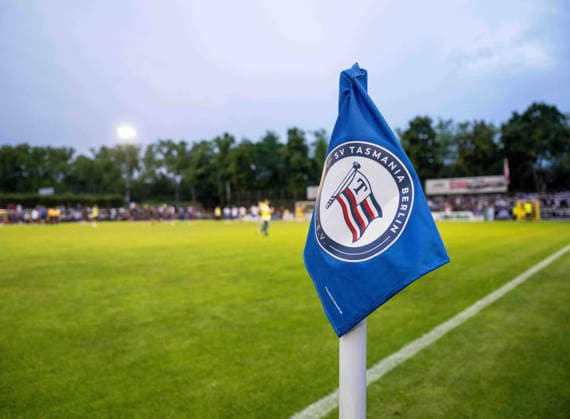 Fussball, Herren, Saison 2026 2027, Regionalliga Nordost (2. Spieltag), SV Tasmania Berlin - FC Erzgebirge Aue, Eckfahne mit Logo von Tasmania, 31.07. 2026, *** Soccer, Men s, 2026–2027 Season, Northeast Regional League, Matchday 2, SV Tasmania Berlin vs. FC Erzgebirge Aue, Corner flag with the Tasmania logo, July 31, 2026, Copyright: xSebastianxRäppold MatthiasxKochx