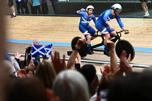 Glasgow 2026 Commonwealth Games Picture by Olly Hassell SWpix.com - 01 08 2026 - Glasgow 2026 Commonwealth Games - Track cycling, Rad, Radsport, Bahnrad, Bahn and Para Track Cycling - Sir Chris Hoy Velodrome, Glasgow, Scotland - Men s Tandem B Sprint Qualifying - Neil Fachie piloted by Aaron Pope of Scotland celebrates setting the fastest time Glasgow Sir Chris Hoy Velodrome Scotland Copyright: x xSWpix.comx(t axPhotographyxHubxLtd)xOllyxHassell SWpix.comx SWP-3030-16958