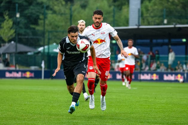 Felix Vogler (SC Verl, 27) Zweikampf, Duell, Kampf Romulo (RB Leipzig, 40) am Ball, RB Leipzig vs SC Verl, Fussball, Testspiel, Saison 2026 27, 01.08..2026,¨ RB Leipzig vs SC Verl, Fussball, Testspiel, Saison 2026 27, 01.08.2026 Leipzig *** Felix Vogler, SC Verl, 27: Tackle, duel, battle; Romulo, RB Leipzig, 40: On the ball; RB Leipzig vs. SC Verl, soccer, friendly match, 2026–27 season, August 1, 2026, RB Leipzig vs. SC Verl, soccer, friendly match, 2026–27 season, August 1, 2026, Leipzig Copyright: xEibner-Pressefoto LauraxRoemerx EP_LRR