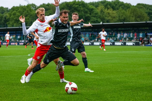 Arthur Vermeeren (RB Leipzig, 48) Zweikampf, Duell, Kampf Yari Otto (SC Verl, 17) , RB Leipzig vs SC Verl, Fussball, Testspiel, Saison 2026 27, 01.08..2026,¨ RB Leipzig vs SC Verl, Fussball, Testspiel, Saison 2026 27, 01.08.2026 Leipzig *** Arthur Vermeeren, RB Leipzig, 48, tackle, duel, battle; Yari Otto, SC Verl, 17, RB Leipzig vs. SC Verl, soccer, friendly, 2026–27 season, August 1, 2026, RB Leipzig vs. SC Verl, soccer, friendly match, 2026–27 season, August 1, 2026, Leipzig Copyright: xEibner-Pressefoto LauraxRoemerx EP_LRR