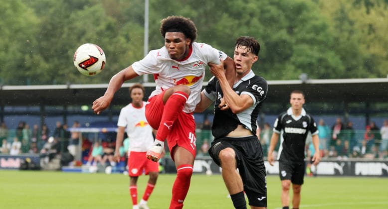 RB Leipzig Ð Verl Testspiel Leipzig, 01.08.2026, Red Bull Campus, Fussball, Testspiel , RB Leipzig vs. SC Verl , Im Bild von links: Samba Konate (45, RB Leipzig), Felix Vogler ( 27, Verl). , Nur zur redaktionellen Nutzung. Only editorial use. , *** RB Leipzig vs. Verl Friendly Match, Leipzig, August 1, 2026, Red Bull Campus, Soccer, Friendly Match, RB Leipzig vs. SC Verl, Pictured from left: Samba Konate 45, RB Leipzig, Felix Vogler 27, Verl, For editorial use only, Picture Point