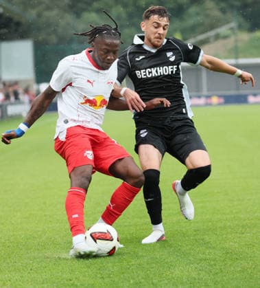 RB Leipzig Ð Verl Testspiel Leipzig, 01.08.2026, Red Bull Campus, Fussball, Testspiel , RB Leipzig vs. SC Verl , Im Bild von links: Johan Bakayoko ( 11, RB Leipzig), Bilal Yalcinkaya ( 10, Verl). , Nur zur redaktionellen Nutzung. Only editorial use. , *** RB Leipzig vs. Verl Friendly Match, Leipzig, August 1, 2026, Red Bull Campus, Soccer, Friendly Match, RB Leipzig vs. SC Verl, Pictured from left: Johan Bakayoko 11, RB Leipzig, Bilal Yalcinkaya 10, Verl, For editorial use only, Picture Point