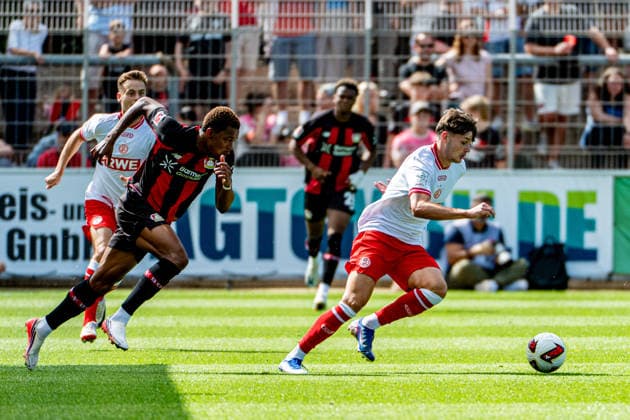 Testspiel Bayer 04 Leverkusen - Rot-Weiss Essen, am 01.08.2026, Ulrich-Haberland-Stadion, Leverkusen. Jeanuel Belocian (Bayer 04 Leverkusen 44), Jaka Äauber PotoÄnik (Rot-Weiss Essen 9), ; Testspiel Bayer 04 Leverkusen - Rot-Weiss Essen, am 01.08.2026, Ulrich-Haberland-Stadion, Leverkusen. *** Friendly Match: Bayer 04 Leverkusen vs. Rot-Weiss Essen, August 1, 2026, Ulrich Haberland Stadium, Leverkusen Jeanuel Belocian (Bayer 04 Leverkusen, 44), Jaka Äauber PhotoÄ u008Dnik Rot Weiss Essen 9, Friendly Match: Bayer 04 Leverkusen vs. Rot Weiss Essen, August 1, 2026, Ulrich Haberland Stadium, Leverkusen Copyright: xBEAUTIFULxSPORTS Erlhofx