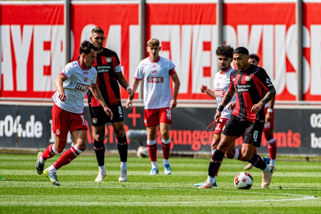 Testspiel Bayer 04 Leverkusen - Rot-Weiss Essen, am 01.08.2026, Ulrich-Haberland-Stadion, Leverkusen. Noah Pesch (Rot-Weiss Essen 11), Robert Andrich (Bayer 04 Leverkusen 8), Ezequiel Fernandez (Bayer 04 Leverkusen 6), ; Testspiel Bayer 04 Leverkusen - Rot-Weiss Essen, am 01.08.2026, Ulrich-Haberland-Stadion, Leverkusen. *** Friendly Match: Bayer 04 Leverkusen vs. Rot Weiss Essen, August 1, 2026, Ulrich Haberland Stadium, Leverkusen Noah Pesch (Rot Weiss Essen) 11, Robert Andrich (Bayer 04 Leverkusen) 8, Ezequiel Fernandez (Bayer 04 Leverkusen) 6, Friendly Match: Bayer 04 Leverkusen vs. Rot Weiss Essen, August 1, 2026, Ulrich Haberland Stadium, Leverkusen Copyright: xBEAUTIFULxSPORTS Erlhofx