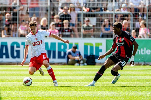 Testspiel Bayer 04 Leverkusen - Rot-Weiss Essen, am 01.08.2026, Ulrich-Haberland-Stadion, Leverkusen. Michael Kostka (Rot-Weiss Essen 2), Ben Hawighorst (Bayer 04 Leverkusen 29), ; Testspiel Bayer 04 Leverkusen - Rot-Weiss Essen, am 01.08.2026, Ulrich-Haberland-Stadion, Leverkusen. *** Friendly Match: Bayer 04 Leverkusen vs. Rot-Weiss Essen, August 1, 2026, Ulrich Haberland Stadium, Leverkusen; Michael Kostka (Rot Weiss Essen) 2, Ben Hawighorst (Bayer 04 Leverkusen) 29; Friendly match: Bayer 04 Leverkusen vs. Rot Weiss Essen, August 1, 2026, Ulrich Haberland Stadium, Leverkusen Copyright: xBEAUTIFULxSPORTS Erlhofx