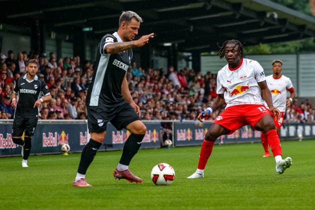 Paul Lehmann (SC Verl, 14) am Ball, Johan Bakayoko (RB Leipzig, 11), RB Leipzig vs SC Verl, Fussball, Testspiel, Saison 2026 27, 01.08..2026,¨ RB Leipzig vs SC Verl, Fussball, Testspiel, Saison 2026 27, 01.08.2026 Leipzig *** Paul Lehmann (SC Verl), 14 (on the ball), Johan Bakayoko (RB Leipzig), 11, RB Leipzig vs. SC Verl, soccer, friendly match, 2026–27 season, August 1, 2026, RB Leipzig vs. SC Verl, soccer, friendly match, 2026–27 season, August 1, 2026, Leipzig Copyright: xEibner-Pressefoto LauraxRoemerx EP_LRR