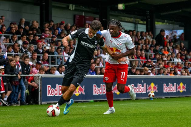 Felix Vogler (SC Verl, 27) Zweikampf, Duell, Kampf Johan Bakayoko (RB Leipzig, 11), RB Leipzig vs SC Verl, Fussball, Testspiel, Saison 2026 27, 01.08..2026,¨ RB Leipzig vs SC Verl, Fussball, Testspiel, Saison 2026 27, 01.08.2026 Leipzig *** Felix Vogler (SC Verl), 27, tackle, duel, battle with Johan Bakayoko (RB Leipzig), 11, RB Leipzig vs. SC Verl, soccer, friendly match, 2026–27 season, August 1, 2026, RB Leipzig vs. SC Verl, soccer, friendly match, 2026–27 season, August 1, 2026, Leipzig Copyright: xEibner-Pressefoto LauraxRoemerx EP_LRR