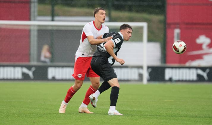 RB Leipzig Ð Verl Testspiel Leipzig, 01.08.2026, Red Bull Campus, Fussball, Testspiel , RB Leipzig vs. SC Verl , Im Bild von links: Maxime Esteve ( 3, RBL), Tim Heike ( 25, Verl) . , Nur zur redaktionellen Nutzung. Only editorial use. , *** RB Leipzig vs. Verl Friendly Match, Leipzig, August 1, 2026, Red Bull Campus, Soccer, Friendly Match, RB Leipzig vs. SC Verl, Pictured from left: Maxime Esteve 3, RBL, Tim Heike 25, Verl, For editorial use only, Picture Point