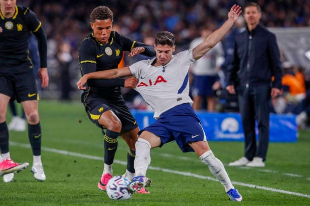 SOCCER CHELSEA TOTTENHAM, Tottenham s Manor Solomon and Chelsea s Mahdi Nicoll-Jazuli compete for possession during the Sydney Super Cup match between Chelsea FC and the Tottenham Hotspur at Accor Stadium in Sydney, Saturday, August 1, 2026. ( NO ARCHIVING, EDITORIAL USE ONLY SYDNEY NEW SOUTH WALES AUSTRALIA  Copyright: xDAVIDxNEILSONx 20260801167488216770