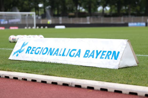 01.08.2026, Herren, Fussball, Saison 2026 2027, Regionalliga Bayern, 2. Spieltag: 1. FC Schweinfurt 1905 - TSV 1860 München Bande auf dem grünen Spielfeld mit Schriftzug Regionalliga Bayern Schweinfurt Riedel-Bau-Arena im Sachs-Stadio Bayern Unterfranken Deutschland *** August 1, 2026, Men s Soccer, 2026–2027 Season, Bavarian Regional League, Matchday 2: 1 FC Schweinfurt 1905 vs. TSV 1860 Munich. A banner on the green field with the words Bavarian Regional League, Schweinfurt, Riedel Bau Arena at the Sachs Stadium in Bavaria, Lower Franconia, Germany