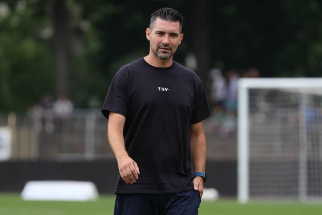 01.08.2026, Herren, Fussball, Saison 2026 2027, Regionalliga Bayern, 2. Spieltag: 1. FC Schweinfurt 1905 - TSV 1860 München Cheftrainer Alper Kayabunar (1860 München), Einzelfoto Schweinfurt Riedel-Bau-Arena im Sachs-Stadio Bayern Unterfranken Deutschland *** August 1, 2026, Men s Soccer, 2026–2027 Season, Bavarian Regional League, Matchday 2: 1 FC Schweinfurt 1905 vs. TSV 1860 Munich; Head Coach Alper Kayabunar (1860 Munich); individual photo taken at the Schweinfurt Riedel Bau Arena in the Sachs Stadio, Bavaria, Lower Franconia, Germany