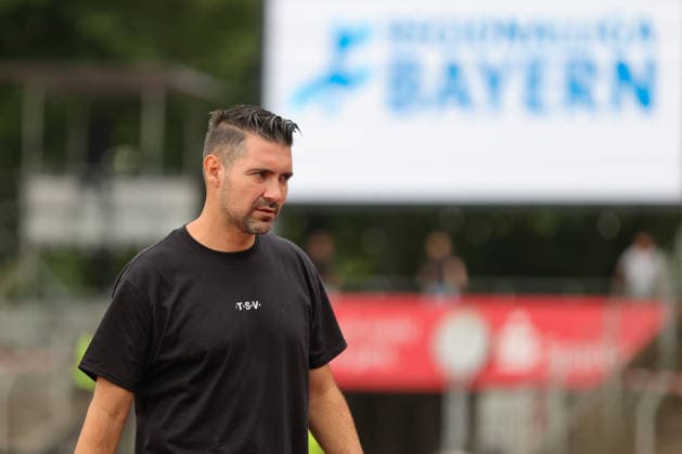 01.08.2026, Herren, Fussball, Saison 2026 2027, Regionalliga Bayern, 2. Spieltag: 1. FC Schweinfurt 1905 - TSV 1860 München Cheftrainer Alper Kayabunar (1860 München), Einzelfoto Schweinfurt Riedel-Bau-Arena im Sachs-Stadio Bayern Unterfranken Deutschland *** August 1, 2026, Men s Soccer, 2026–2027 Season, Bavarian Regional League, Matchday 2: 1 FC Schweinfurt 1905 vs. TSV 1860 Munich; Head Coach Alper Kayabunar (1860 Munich); individual photo taken at the Schweinfurt Riedel Bau Arena in the Sachs Stadio, Bavaria, Lower Franconia, Germany