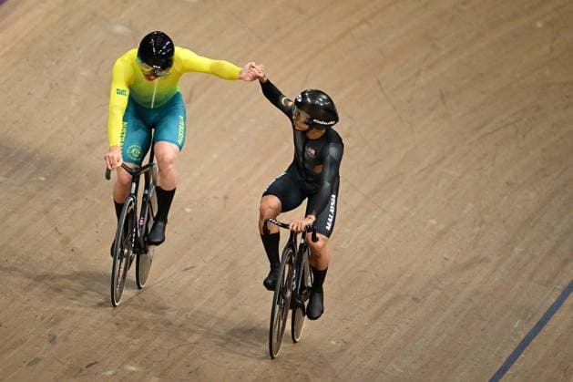 COM26 Track cycling, Rad, Radsport, Bahnrad, Bahn Leigh Hoffman of Australia and Mohd Azizulhasni Awang of Malaysia during the Men s Sprint quarter-final in Track Cycling at the Glasgow 2026 Commonwealth Games at the Sir Chris Hoy Velodrome in Glasgow, Scotland, Saturday, August 1, 2026. ( NO ARCHIVING, EDITORIAL USE ONLY Glasgow Scotland United Kingdom  Copyright: xDEANxLEWINSx 20260801111921349398jpeg