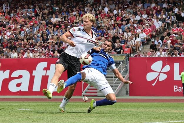 01.08.2026 - Fussball - Saison 2026 2027 - Testspiel Freundschaftsspiel Vorbereitungsspiel: 1. FC Nürnberg Nuernberg FCN ( Club ) - Real Oviedo - Sportfoto Zink DaMa - xdaxmax - Piet Scobel (19, 1. FC Nürnberg FCN ) mit Torschuss gg Calvo Sanroman (12, Real Oviedo ) *** August 1, 2026 Soccer Season 2026–2027 Exhibition Match Friendly Match Preseason Match 1 FC Nuremberg FCN Club Real Oviedo Sports Photo Zink DaMa xdaxmax Piet Scobel 19, 1 FC Nuremberg (FCN) taking a shot on goal against Calvo Sanroman 12, Real Oviedo