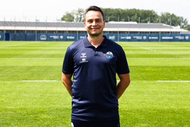 Video- und Spielanalyst Julian Metzger, SC Paderborn - 1. Fussball Bundesliga Porträttermin 1. BL 2026 2027 offizieller Fototermin SC Paderborn im Trainings- und Nachwuchsleistungszentrum in Paderborn - Porträt, Portrait, Einzelbild, Deutschland, Fussball, Maenner, GER, 31.07.2026 *** Video and Game Analyst Julian Metzger, SC Paderborn 1 Bundesliga Portrait Session 1 BL 2026–2027 Official Photo Session for SC Paderborn at the Training and Youth Academy in Paderborn Portrait, Individual Photo, Germany, Soccer, Men, GER, July 31, 2026 Christian Schroedter