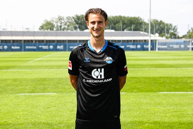 Jonah Sticker, SC Paderborn - 1. Fussball Bundesliga Porträttermin 1. BL 2026 2027 offizieller Fototermin SC Paderborn im Trainings- und Nachwuchsleistungszentrum in Paderborn - Porträt, Portrait, Einzelbild, Deutschland, Fussball, Maenner, GER, 31.07.2026 *** Jonah Sticker, SC Paderborn 1 Soccer Bundesliga Portrait Session 1 BL 2026–2027 Official Photo Session for SC Paderborn at the Training and Youth Academy in Paderborn Portrait, Individual Photo, Germany, Soccer, Men, GER, July 31, 2026 Christian Schroedter
