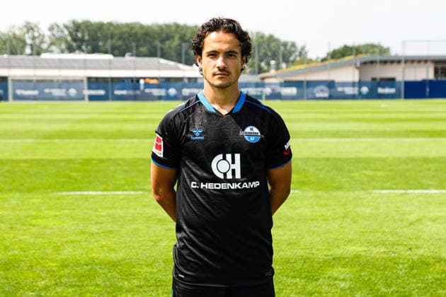 Mika Baur, SC Paderborn - 1. Fussball Bundesliga Porträttermin 1. BL 2026 2027 offizieller Fototermin SC Paderborn im Trainings- und Nachwuchsleistungszentrum in Paderborn - Porträt, Portrait, Einzelbild, Deutschland, Fussball, Maenner, GER, 31.07.2026 *** Mika Baur, SC Paderborn 1, Bundesliga Soccer, Portrait Session, 2026–2027 Bundesliga Season, Official Photo Session for SC Paderborn at the Training and Youth Development Center in Paderborn, Portrait, Individual Photo, Germany, Soccer, Men, GER, July 31, 2026 Christian Schroedter