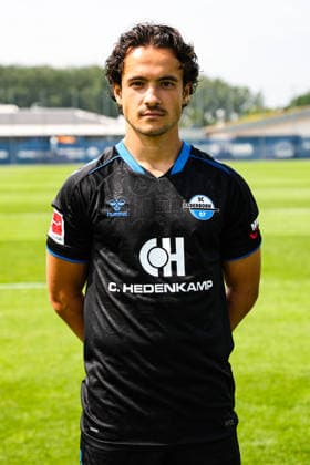Mika Baur, SC Paderborn - 1. Fussball Bundesliga Porträttermin 1. BL 2026 2027 offizieller Fototermin SC Paderborn im Trainings- und Nachwuchsleistungszentrum in Paderborn - Porträt, Portrait, Einzelbild, Deutschland, Fussball, Maenner, GER, 31.07.2026 *** Mika Baur, SC Paderborn 1, Bundesliga Soccer, Portrait Session, 2026–2027 Bundesliga Season, Official Photo Session for SC Paderborn at the Training and Youth Development Center in Paderborn, Portrait, Individual Photo, Germany, Soccer, Men, GER, July 31, 2026 Christian Schroedter