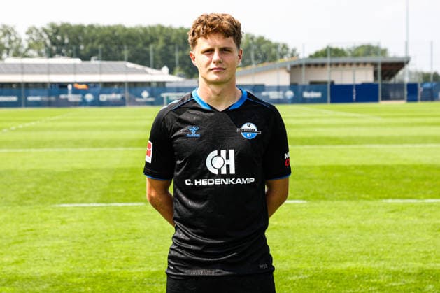 Niklas Mohr, SC Paderborn - 1. Fussball Bundesliga Porträttermin 1. BL 2026 2027 offizieller Fototermin SC Paderborn im Trainings- und Nachwuchsleistungszentrum in Paderborn - Porträt, Portrait, Einzelbild, Deutschland, Fussball, Maenner, GER, 31.07.2026 *** Niklas Mohr, SC Paderborn 1 Soccer Bundesliga Portrait Session 1 BL 2026–2027 Official Photo Session for SC Paderborn at the Training and Youth Development Center in Paderborn Portrait, Individual Photo, Germany, Soccer, Men, GER, July 31, 2026 Christian Schroedter