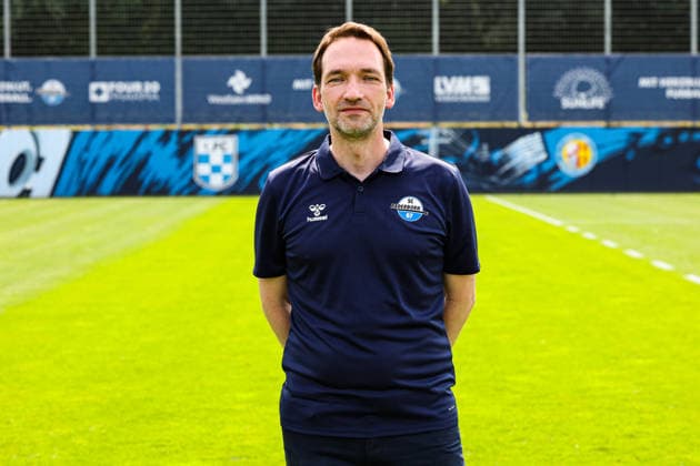 Leiter Kommunikation & Medien Pressesprecher Manuel Holscher, SC Paderborn - 1. Fussball Bundesliga Porträttermin 1. BL 2026 2027 offizieller Fototermin SC Paderborn im Trainings- und Nachwuchsleistungszentrum in Paderborn - Porträt, Portrait, Einzelbild, Deutschland, Fussball, Maenner, GER, 31.07.2026 *** Head of Communications and Media, Press Spokesperson Manuel Holscher, SC Paderborn 1 Soccer Bundesliga Portrait Session 1 BL 2026–2027 Official Photo Session for SC Paderborn at the Training and Youth Development Center in Paderborn Portrait, Individual Photo, Germany, Soccer, Men, GER, July 31, 2026 Christian Schroedter