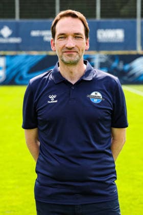 Leiter Kommunikation & Medien Pressesprecher Manuel Holscher, SC Paderborn - 1. Fussball Bundesliga Porträttermin 1. BL 2026 2027 offizieller Fototermin SC Paderborn im Trainings- und Nachwuchsleistungszentrum in Paderborn - Porträt, Portrait, Einzelbild, Deutschland, Fussball, Maenner, GER, 31.07.2026 *** Head of Communications and Media, Press Spokesperson Manuel Holscher, SC Paderborn 1 Soccer Bundesliga Portrait Session 1 BL 2026–2027 Official Photo Session for SC Paderborn at the Training and Youth Development Center in Paderborn Portrait, Individual Photo, Germany, Soccer, Men, GER, July 31, 2026 Christian Schroedter
