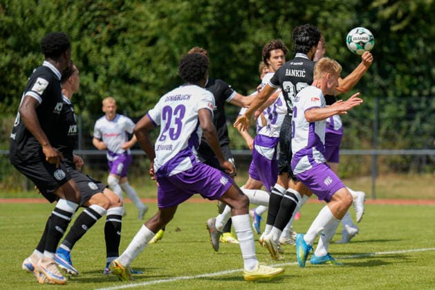 01.08.2026, Sportplatz BW Schinkel, Osnabrück, GER, 2. und 3. Liga, Testspiel: SV Meppen vs VfL Osnabrück, Kopfball zum 2:0 von Stefan Rankic (SV Meppen 33) DFL REGULATIONS PROHIBIT ANY USE OF PHOTOGRAPHS AS IMAGE SEQUENCES AND OR QUASI-VIDEO. Osnabrück Niedersachsen Niederlande Sportplatz BW Schinkel *** August 1, 2026, BW Schinkel Sports Field, Osnabrück, GER, 2nd and 3rd Divisions, Friendly Match: SV Meppen vs. VfL Osnabrück, Header goal to make it 2–0 by Stefan Rankic, SV Meppen 33. DFL regulations prohibit any use of photographs as image sequences and or quasi-video. Osnabrück, Lower Saxony, Netherlands, BW Schinkel Sports Field