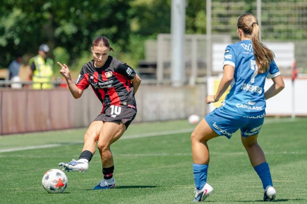 Estrella Merino Gonzalez (Bayer 04 Leverkusen, 10) spielt den Ball an Jinthe Schepers (KRC Genk Ladies, 07) vorbei. Bayer 04 Leverkusen vs. KRC Genk Ladies, Fussball, Frauen Bundesliga, Testspiel, Saison 2026 2027, 01.08.2026 DFL DFB Regulations prohibit any use of Photographs as image sequences and or Quasivideo Bayer 04 Leverkusen vs. KRC Genk Ladies, Fussball, Frauen Bundesliga, Testspiel, Saison 2026 2027, 01.08.2026 Leverkusen *** Estrella Merino Gonzalez (Bayer 04 Leverkusen, 10) passes the ball past Jinthe Schepers (KRC Genk Ladies, 07) Bayer 04 Leverkusen vs. KRC Genk Ladies, Soccer, Women s Bundesliga, Friendly Match, 2026–2027 Season, August 1, 2026 DFL DFB regulations prohibit any use of photographs as image sequences and or quasi-video Bayer 04 Leverkusen vs. KRC Genk Ladies, soccer, Women’s Bundesliga, friendly match, 2026–2027 season, August 1, 2026, Leverkusen Copyright: xEibner-Pressefoto ThomasxHaeslerx EP_THR