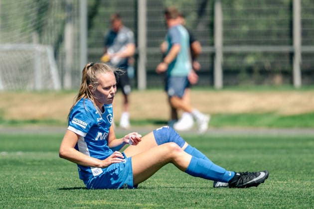 Nach dem Abpfiff kuemmert sich Robine DeRidder (KRC Genk Ladies, 03) um ihr verletztes Knie. Bayer 04 Leverkusen vs. KRC Genk Ladies, Fussball, Frauen Bundesliga, Testspiel, Saison 2026 2027, 01.08.2026 DFL DFB Regulations prohibit any use of Photographs as image sequences and or Quasivideo Bayer 04 Leverkusen vs. KRC Genk Ladies, Fussball, Frauen Bundesliga, Testspiel, Saison 2026 2027, 01.08.2026 Leverkusen *** After the final whistle, Robine DeRidder of KRC Genk Ladies, 03 tends to her injured knee. Bayer 04 Leverkusen vs. KRC Genk Ladies, Soccer, Women s Bundesliga, Friendly Match, 2026–2027 Season, August 1, 2026 DFL DFB regulations prohibit any use of photographs as image sequences and or quasi-video Bayer 04 Leverkusen vs. KRC Genk Ladies, soccer, Women’s Bundesliga, friendly match, 2026–2027 season, August 1, 2026, Leverkusen Copyright: xEibner-Pressefoto ThomasxHaeslerx EP_THR