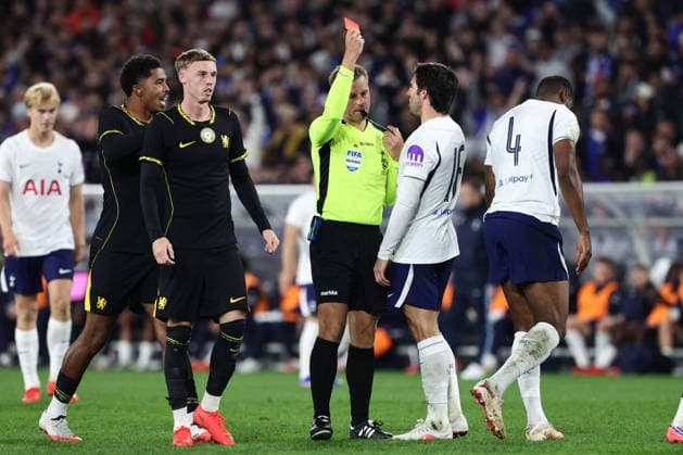 Kevin Danso of Tottenham receives a red card during the Sydney Super Cup Finals match between Chelsea and Tottenham Hotspur at the Accor Stadium, Sydney, Australia on 1 August 2026. Copyright: xPeterxDovganx 45310017