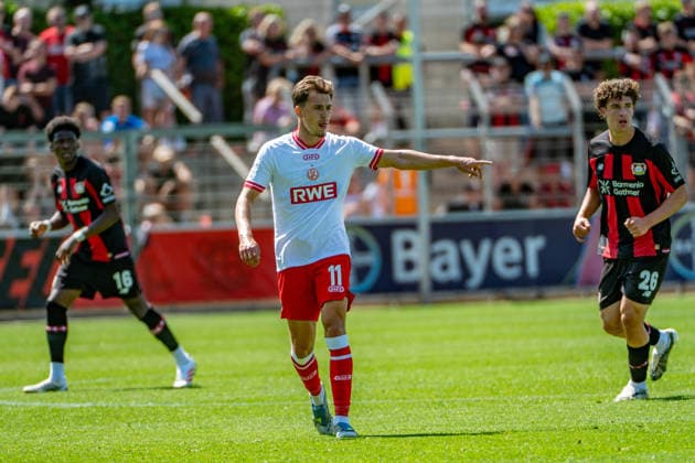 Testspiel Bayer 04 Leverkusen - Rot-Weiss Essen, am 01.08.2026, Ulrich-Haberland-Stadion, Leverkusen. Axel Tape (Bayer 04 Leverkusen 16), Noah Pesch (Rot-Weiss Essen 11), Jonah Berghoff (Bayer 04 Leverkusen 26), ; Testspiel Bayer 04 Leverkusen - Rot-Weiss Essen, am 01.08.2026, Ulrich-Haberland-Stadion, Leverkusen. *** Friendly Match: Bayer 04 Leverkusen vs. Rot Weiss Essen, August 1, 2026, Ulrich Haberland Stadium, Leverkusen Axel Tape (Bayer 04 Leverkusen) 16, Noah Pesch (Rot Weiss Essen) 11, Jonah Berghoff (Bayer 04 Leverkusen) 26, Friendly Match: Bayer 04 Leverkusen vs. Rot Weiss Essen, August 1, 2026, Ulrich Haberland Stadium, Leverkusen Copyright: xBEAUTIFULxSPORTS Erlhofx