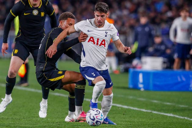 SOCCER CHELSEA TOTTENHAM, Tottenham s Manor Solomon and Chelsea s Mahdi Nicoll-Jazuli compete for possession during the Sydney Super Cup match between Chelsea FC and the Tottenham Hotspur at Accor Stadium in Sydney, Saturday, August 1, 2026. ( NO ARCHIVING, EDITORIAL USE ONLY SYDNEY NEW SOUTH WALES AUSTRALIA  Copyright: xDAVIDxNEILSONx 20260801194598696464