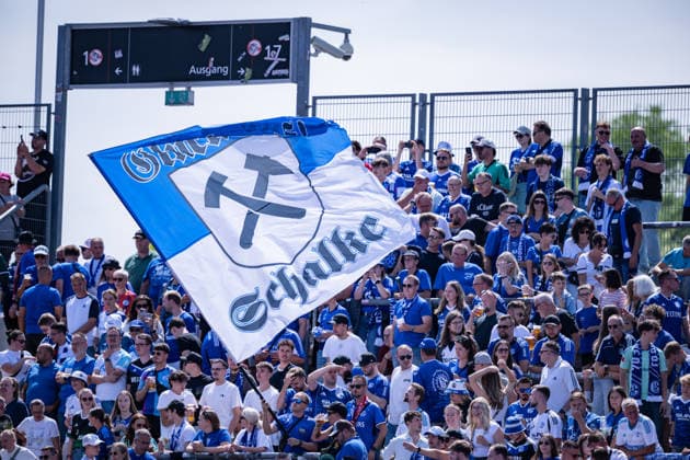 01.08.2026, Fussball, Saison 2026 2027, Testspiel, KSV Hessen Kassel - FC Schalke 04, Fans FC Schalke 04, Kassel Auestadion Deutschland xRHR-FOTO YYx *** August 1, 2026, Soccer, 2026–2027 Season, Friendly Match, KSV Hessen Kassel vs. FC Schalke 04, FC Schalke 04 Fans, Kassel Auestadion, Germany xRHR PHOTO YYx Copyright: KROEGER RHR-FOTOx RHR-FOTO YY
