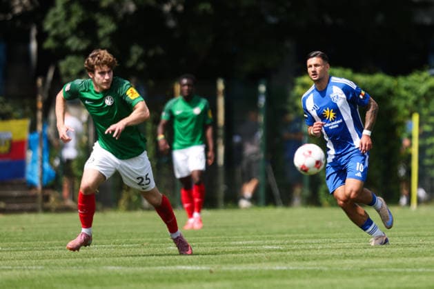 01.08.2026, Fussball, Herren, Regionalliga Nord, 1. Spieltag, HSC Hannover - BSV Kickers Emden Semin Kojic (blau 10 BSV Kickers Emden) im Zweikampf mit Lukas Dominke (25 HSC Hannover) *** August 1, 2026, Soccer, Men s, Regionalliga Nord, Matchday 1, HSC Hannover vs. BSV Kickers Emden; Semin Kojic (blue, 10) of BSV Kickers Emden in a tackle with Lukas Dominke (25) of HSC Hannover
