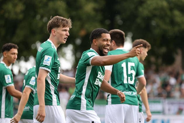 01.08.2026, Herren, Fussball, Saison 2026 2027, Regionalliga Bayern, 2. Spieltag: 1. FC Schweinfurt 1905 - TSV 1860 München Jubel beim 1:0 durch Jason Prodanovic (FC Schweinfurt 05, 17) Schweinfurt Riedel-Bau-Arena im Sachs-Stadio Bayern Unterfranken Deutschland *** August 1, 2026, Men s Soccer, 2026–2027 Season, Bavarian Regional League, Matchday 2: 1 FC Schweinfurt 1905 vs. TSV 1860 Munich – Jubilation after Jason Prodanovic’s 1–0 goal for FC Schweinfurt 05, 17 Schweinfurt Riedel Bau Arena at Sachs Stadio, Bavaria, Lower Franconia, Germany