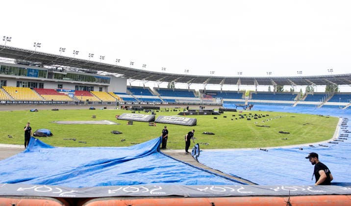 Speedway Grand Prix of Poland in Lodz Track staff cover the racing surface ahead of forecast heavy rainfall during the Speedway Grand Prix in Lodz, Poland, on August 1, 2026. Lodz Poland  Copyright: xFotoxOlimpikx originalFilename:jastrzebowski-speedway260801_npXcA.jpg