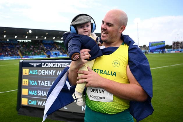 COM26 ATHLETICS, Matt Denny of Australia celebrates with his son Roman after winning the Men s Discus Throw Final during the Glasgow 2026 Commonwealth Games at Scotstoun Stadium in Glasgow, Scotland, Saturday, August 1, 2026. ( NO ARCHIVING, EDITORIAL USE ONLY Glasgow United Kingdom  Copyright: xJOELxCARRETTx 20260801198029992036