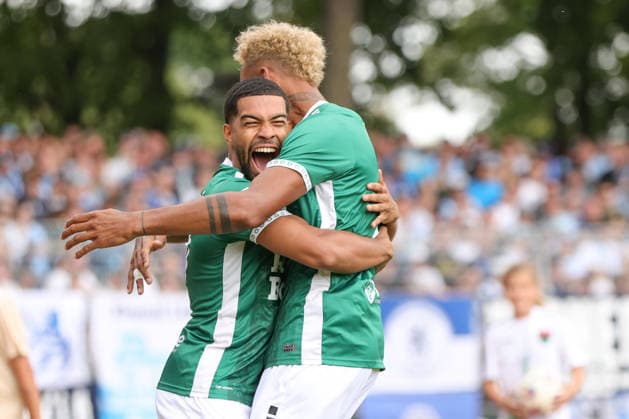 01.08.2026, Herren, Fussball, Saison 2026 2027, Regionalliga Bayern, 2. Spieltag: 1. FC Schweinfurt 1905 - TSV 1860 München Von links: Torschütze Jason Prodanovic (FC Schweinfurt 05, 17) und Mike Dellinger (FC Schweinfurt 05, 10) feiern das 1:0 Schweinfurt Riedel-Bau-Arena im Sachs-Stadio Bayern Unterfranken Deutschland *** August 1, 2026, Men s Soccer, 2026–2027 Season, Bavarian Regional League, Matchday 2: 1 FC Schweinfurt 1905 vs. TSV 1860 Munich. From left: Goal scorer Jason Prodanovic of FC Schweinfurt 05, 17, and Mike Dellinger (FC Schweinfurt 05, 10) celebrate the 1–0 victory at the Schweinfurt Riedel Bau Arena in the Sachs Stadio, Bavaria, Lower Franconia, Germany