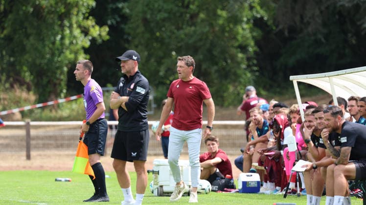 01.08.2026, xrekx, Fussball Testspiel, FC Metz - 1.FC Kaiserslautern v.l. Luc Holtz Trainer (FC Metz) (DFL DFB REGULATIONS PROHIBIT ANY USE OF PHOTOGRAPHS as IMAGE SEQUENCES and or QUASI-VIDEO) Metz *** August 1, 2026, xrekx, Soccer Friendly Match, FC Metz 1 FC Kaiserslautern v l Luc Holtz, Coach of FC Metz. DFL and DFB regulations prohibit any use of photographs as image sequences and or quasi-video. Metz
