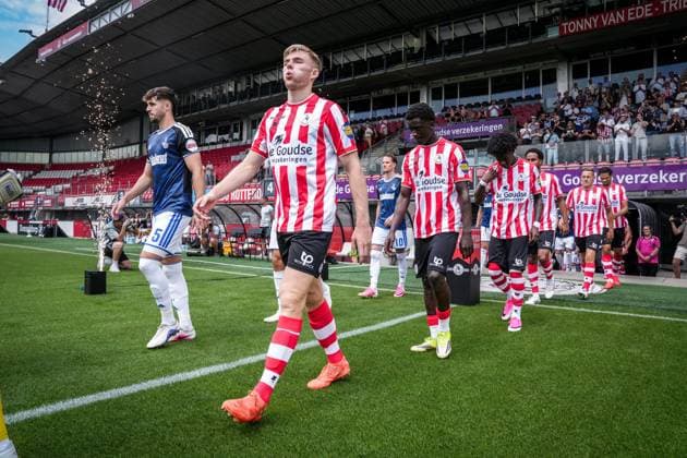 ROTTERDAM , 01-08-2026 , Sparta Stadium Het Kasteel , season 2026 2027 , Dutch pre season football , match between Sparta Rotterdam and MSV Duisburg , picture shows field entry of both teams and the referee Sparta - MSV Duisburg (friendly)  x205369774x Copyright: