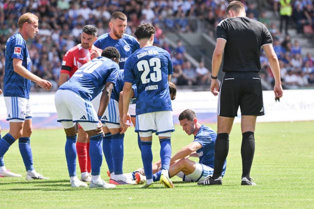 Verletzung Robin Gosens (FC Schalke 04), re. 01.08.2026, Fussball, Saison 2026 2027, Testspiel, KSV Hessen Kassel - FC Schalke 04 Kassel Auestadion Deutschland *** Robin Gosens Injury, FC Schalke 04, August 1, 2026, Soccer, 2026–2027 Season, Friendly Match, KSV Hessen Kassel vs. FC Schalke 04, Auestadion, Kassel, Germany Team2