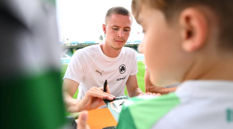 01.08.2026 - SpVgg Greuther Fürth Fuerth - Mannschaftsvorstellung Saisoneröffnung 2026 2027 - - xwoxzix - Autogrammstunde - Brynjar Ingi Bjarnason (25, SpVgg Greuther Fürth ) *** August 1, 2026 SpVgg Greuther Fürth Fürth Team Presentation 2026–2027 Season Opener xwoxzix Autograph Session with Brynjar Ingi Bjarnason, 25, SpVgg Greuther Fürth