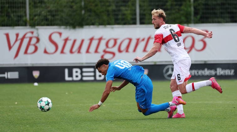 2026.08.01, Deutschland, Stuttgart, Fußball VfB Stuttgart II vs. FC Astoria Walldorf, v.l. Kenny Freßle (Walldorf), Alexander Groiß (VfB) *** August 1, 2026, Germany, Stuttgart, Soccer: VfB Stuttgart II vs. FC Astoria Walldorf; from left: Kenny Freßle (Walldorf), Alexander Groiß (VfB)